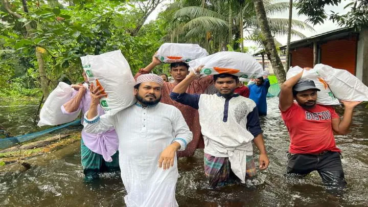 লক্ষ্মীপুরে পানিবন্দিদের মাঝে খাদ্য সামগ্রী বিতরণ
