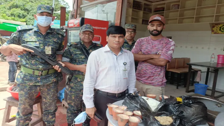 নোয়াখালীতে বাসি খাবার বিক্রির অভিযোগে দুই বিরিয়ানি হাউজে জরিমানা
