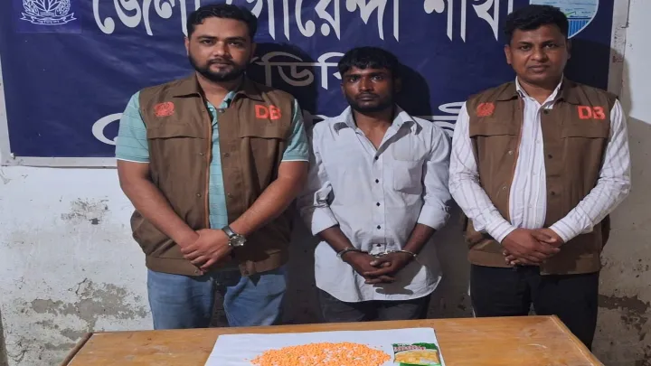 পকেটে চিপস, ভেতরে ১ হাজার ইয়াবা