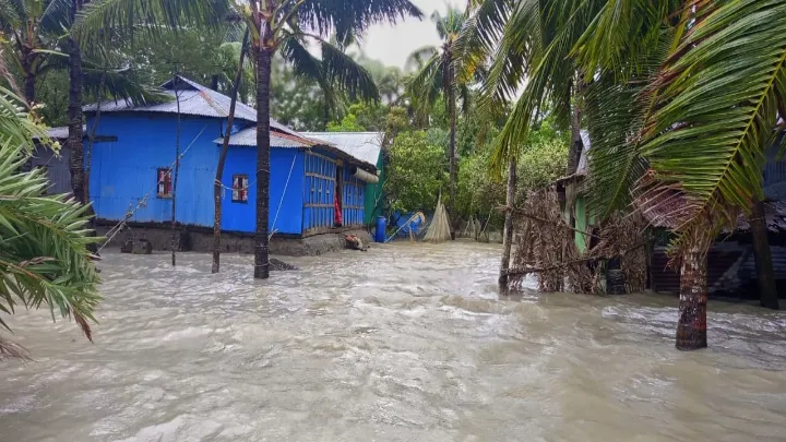 নোয়াখালীতে বাঁধ ভেঙে উপকূলের মানুষের জনজীবন বিপর্যস্ত