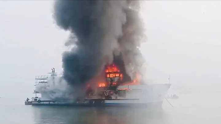 কক্সবাজার সেন্টমার্টিনগামী পর্যটকবাহী  জাহাজে আগুন, নিহত ১