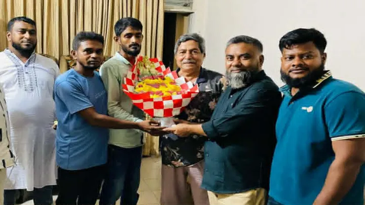 পেট্রোবাংলার নবনির্বাচিত চেয়ারম্যান ওয়ালিউর রহমান আপেলকে ফুলের শুভেচ্ছা