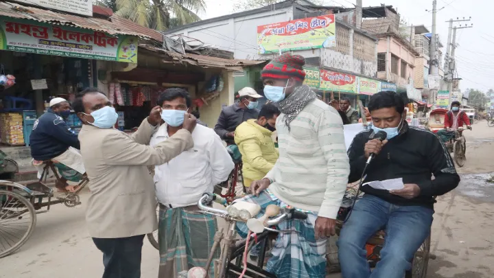 ফুলবাড়ী সাহিত্য সাংস্কৃতিক ও নাট্য সংগঠনের  উদ্যোগে  মাস্ক বিতরণ ও সচেতনতামূলক প্রচারণা