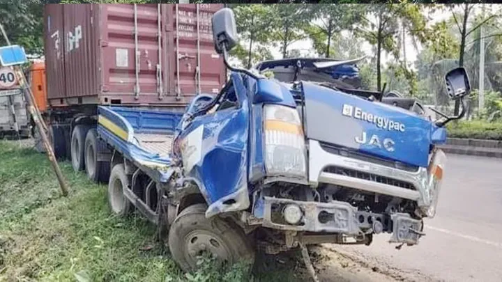 ফেনীর বোগদাদিয়ায় পিকআপ ভ্যান নিয়ন্ত্রণ হারিয়ে ৩ জনের মৃত্যু 