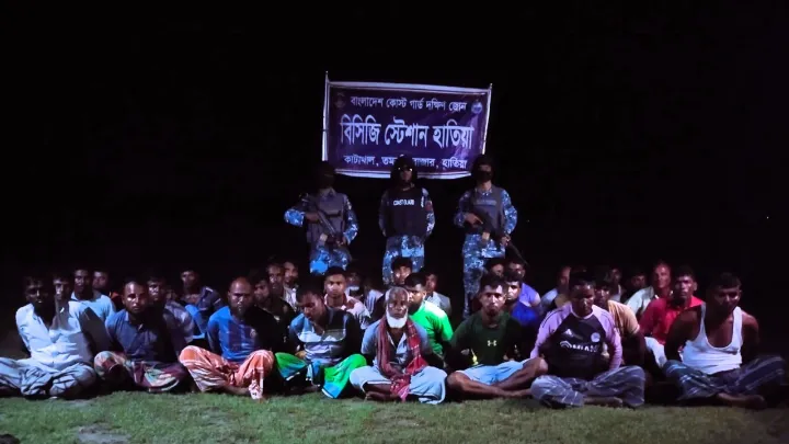 কোস্টগার্ডের ওপর হামলা ১০ কোটি টাকার জালসহ ৩৩ জেলে আটক