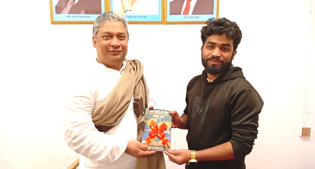 গাজীপুর-৪ আসনের প্রার্থীর হাতে লেখক তৌফিক সুলতান স্যারের ‘জ্ঞানের জগৎ’ বই হস্তান্তর