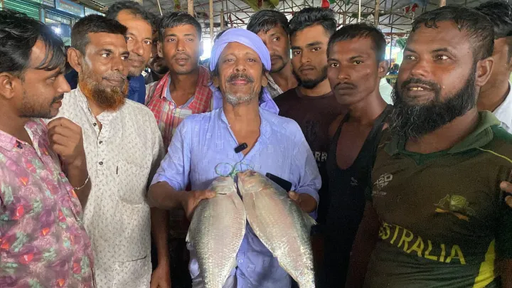 নোয়াখালীতে ২ ইলিশ বিক্রি হলো সাড়ে ১১ হাজার টাকায়