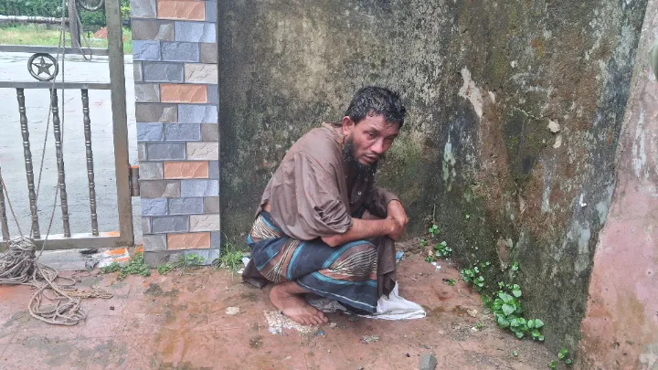 শিশুকে শ্লীলতাহানির অভিযোগে অটোরিকশা চালকের পুরুষাঙ্গে মরিচের গুড়া  দিল জনতা