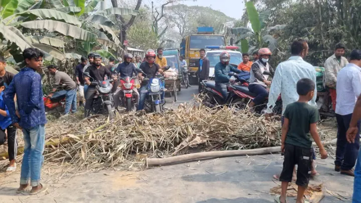ফুলবাড়ীতে ট্রলি খাদে পড়ে চালকের মৃত্যু  গতিরোধক নির্মানের দাবিতে বিক্ষোভ