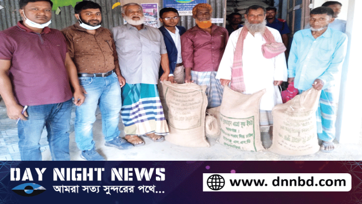 কমলনগরে চর কালকিনি ইউনিয়নে কার্ডধারী জেলেদের মাঝে চাউল বিতরণ