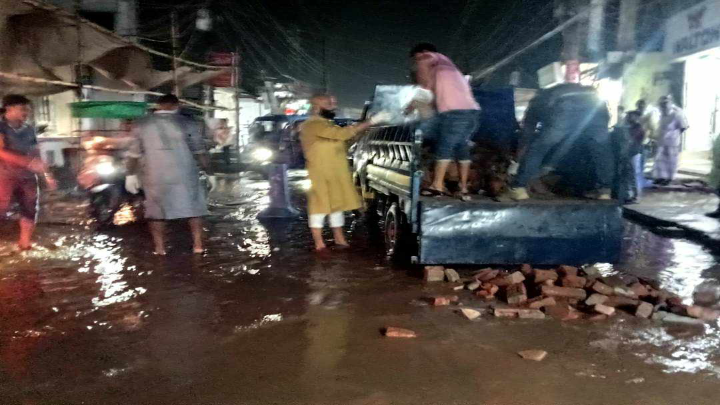 রাস্তা মেরামত করে প্রশংসায় ভাসছেন উপজেলা চেয়ারম্যান 