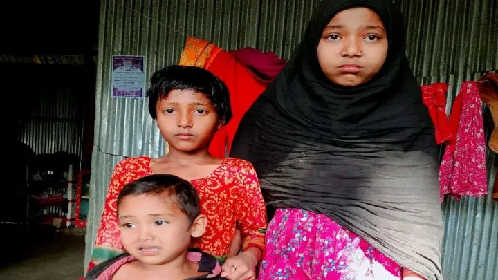 ঝিনাইদহে পরকীয়ার নেশায় মা অন্ধ! ৩ সন্তানকে রাস্তায় ফেলে প্রেমিকের হাত ধরে পলায়ন