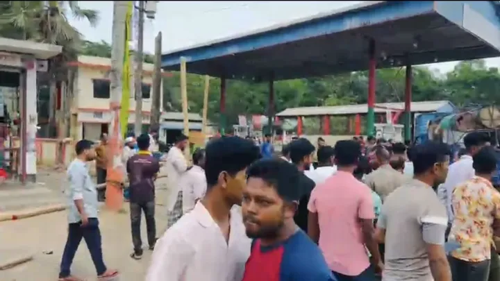 তেল না পেয়ে ফিলিং স্টেশনে হামলা-ভাংচুর, আটক ২