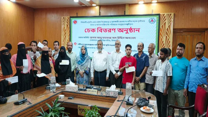 পিরোজপুরে সড়ক দুর্ঘটনায় নিহত ও আহতদের পরিবারকে আর্থিক সহায়তা প্রদান