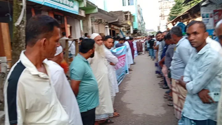 লক্ষ্মীপুরে মাদক বিক্রির প্রতিবাদ করায় ইমামের বিরুদ্ধে মামলা! এলাকাবাসীর মানববন্ধন 