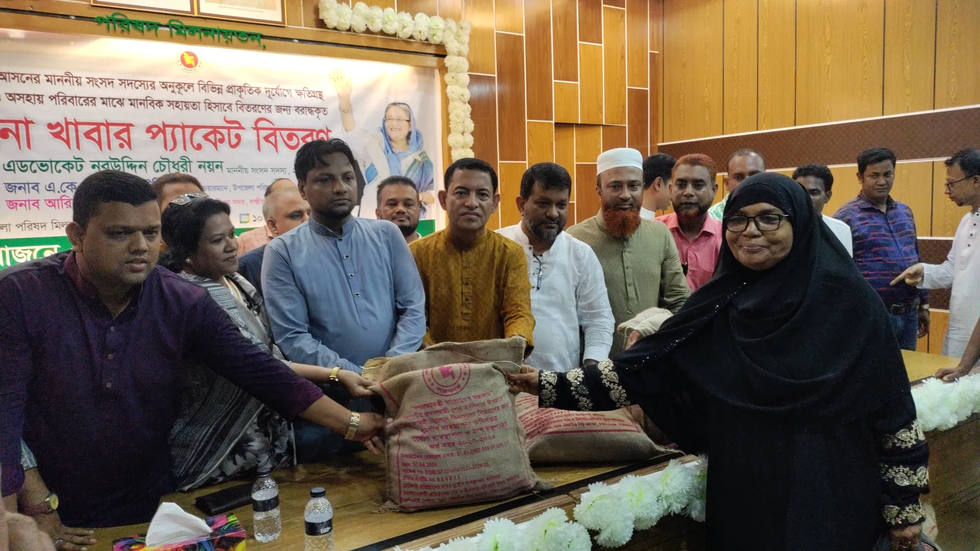 লক্ষ্মীপুরে প্রাকৃতিক দূর্যোগে ক্ষতিগ্রস্তদের মাঝে খাদ্যসামগ্রী বিতরণ