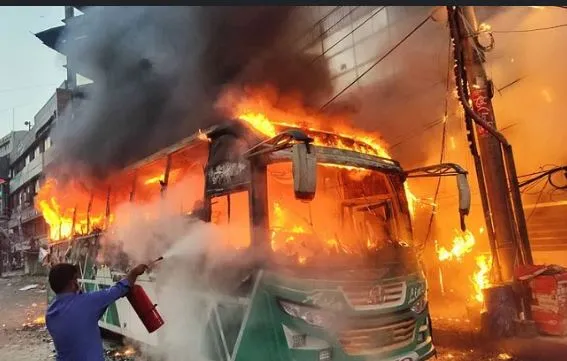রাজধানীতে গুলি করে  যাত্রীবাহী বাসে আগুন