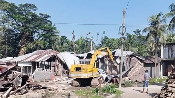 কমলমগরে উচ্ছেদ অভিযান, ভাঙ্গা হয়েছে সরকারি জায়গায় নির্মিত ১৮টি দোকান।