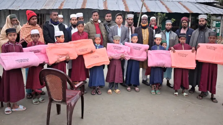 নোয়াখালীতে উপজেলা প্রশাসনের উদ্যোগে কম্বল বিতরণ