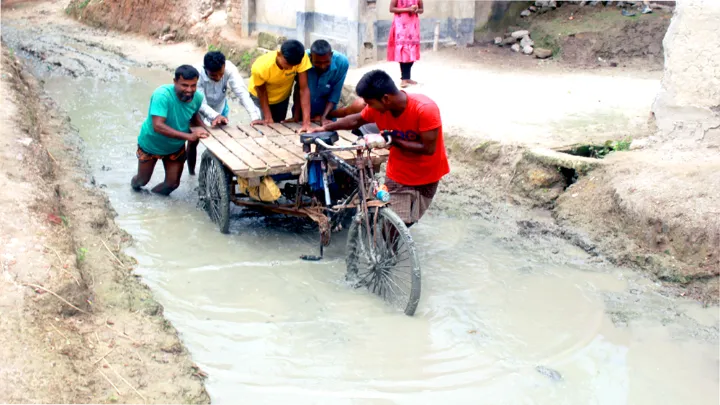 ৪ বছরেও শেষ হয়না,   সড়ক নির্মাণ কাজ