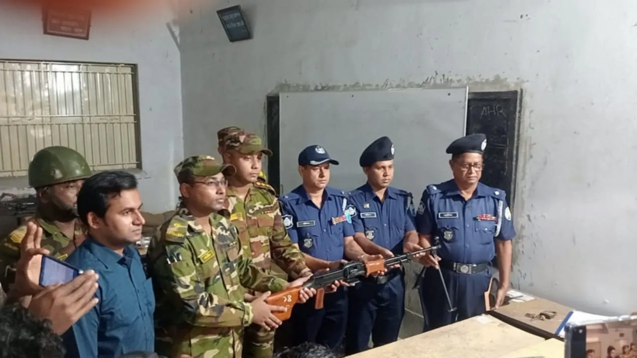 ভৈরবে উদ্ধার হওয়া অস্ত্র পুলিশের হাতে হস্তান্তর করেছে সেনাবাহিনী