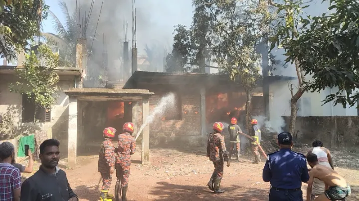 লক্ষ্মীপুরে তুলার গোডাউনে আগুন