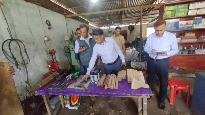 ক্ষ্মীপুরে অস্ত্র তৈরির কারখানায় অভিযানে অস্ত্র ও অস্র তৈরির সরঞ্জাম জব্দ