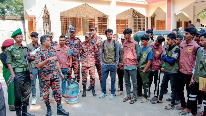 বিশ্বনাথে ফায়ার সার্ভিসের অগ্নিনির্বাপক প্রশিক্ষণ প্রদান