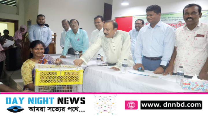 ফুলবাড়ীর ৩২০ ক্ষুদ্র নৃ-গোষ্ঠী পরিবার পেল মুরগীর প্যাকেজ