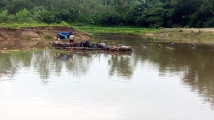 বিরামপুরে ফসলি জমির ঘেঁষে নদীতে বালু উত্তোলন