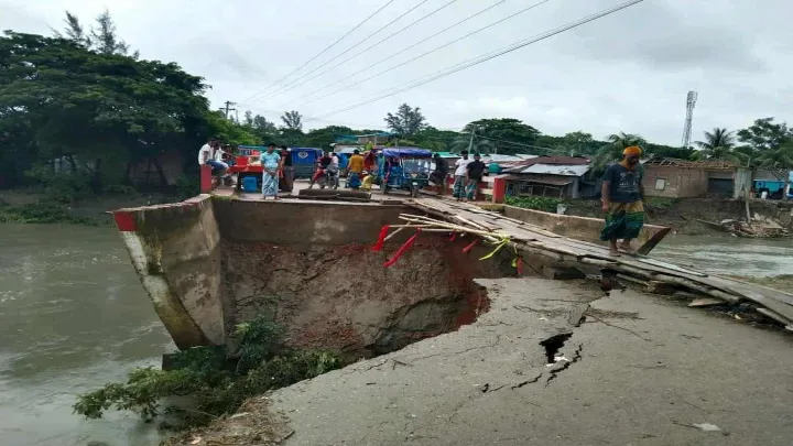 তেগাছিয়া খালের উপর নির্মিত ব্রিজের দুইপাড়ের মাটি  ধসের কারণে যানচলাচল বন্ধ   