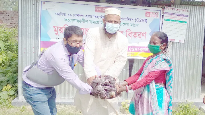 ফুলবাড়ীতে মুরগী এবং মুরগীর খাদ্য প্রদান করলো গ্রাম বিকাশ কেন্দ্র