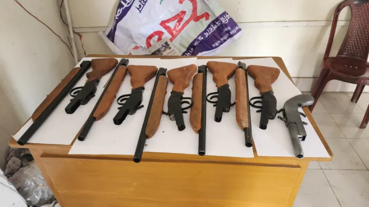 কবরস্থান থেকে ৬ টি অস্ত্র উদ্ধার করেছে লক্ষ্মীপুর পুলিশ