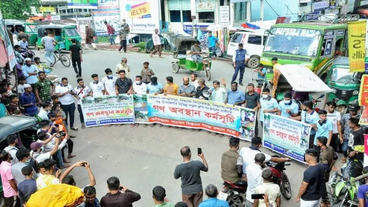 ভাঙ্গা সড়ক সংস্কারের দাবীতে বিশ্বনাথে গণ-অবস্থান কর্মসূচি পালন