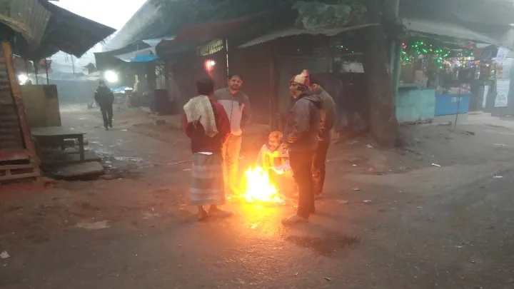 কুয়াশা আর হিমেল হাওয়ায় বিপর্যস্ত ফুলবাড়ীবাসীর জনজীবন