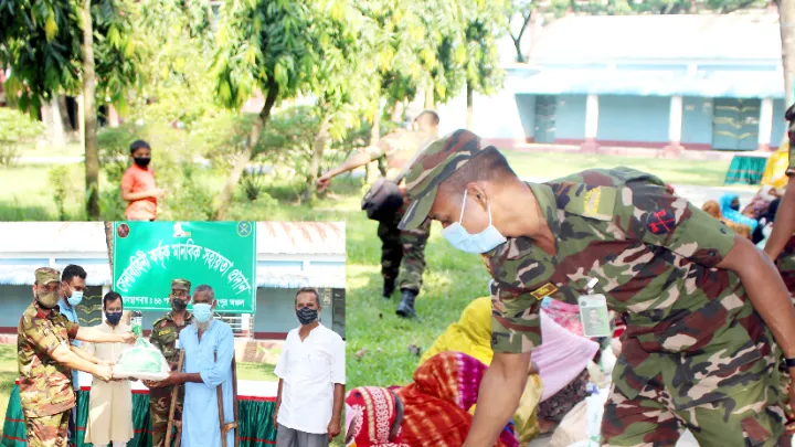 ফুলবাড়ীতে সেনাবাহিনীর মানবিক সহায়তা প্রদান