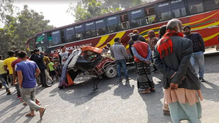 ফুলবাড়ী-দিনাজপুর সড়কে বাসচাপায় অটোরিকশা এক যাত্রী নিহত, আহত ৩