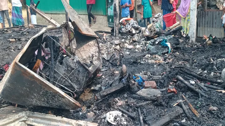 কুমিল্লা চৌদ্দগ্রাম কনকাপৈত বুদ্ধিন বসতবাড়িতে আগুন দাখিল পরীক্ষার্থী আহত