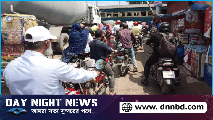 গেটকিপার ঘুমিয়ে, ঢুকে পড়ল ট্রেন অল্পের জন্য রক্ষা পেল দুটি ট্রাকসহ পথচারী