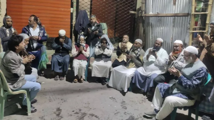 বেগম খালেদা জিয়ার আত্নার মাগফিরাত কামনা করে  দোয়া ও তবারক বিতরণ 