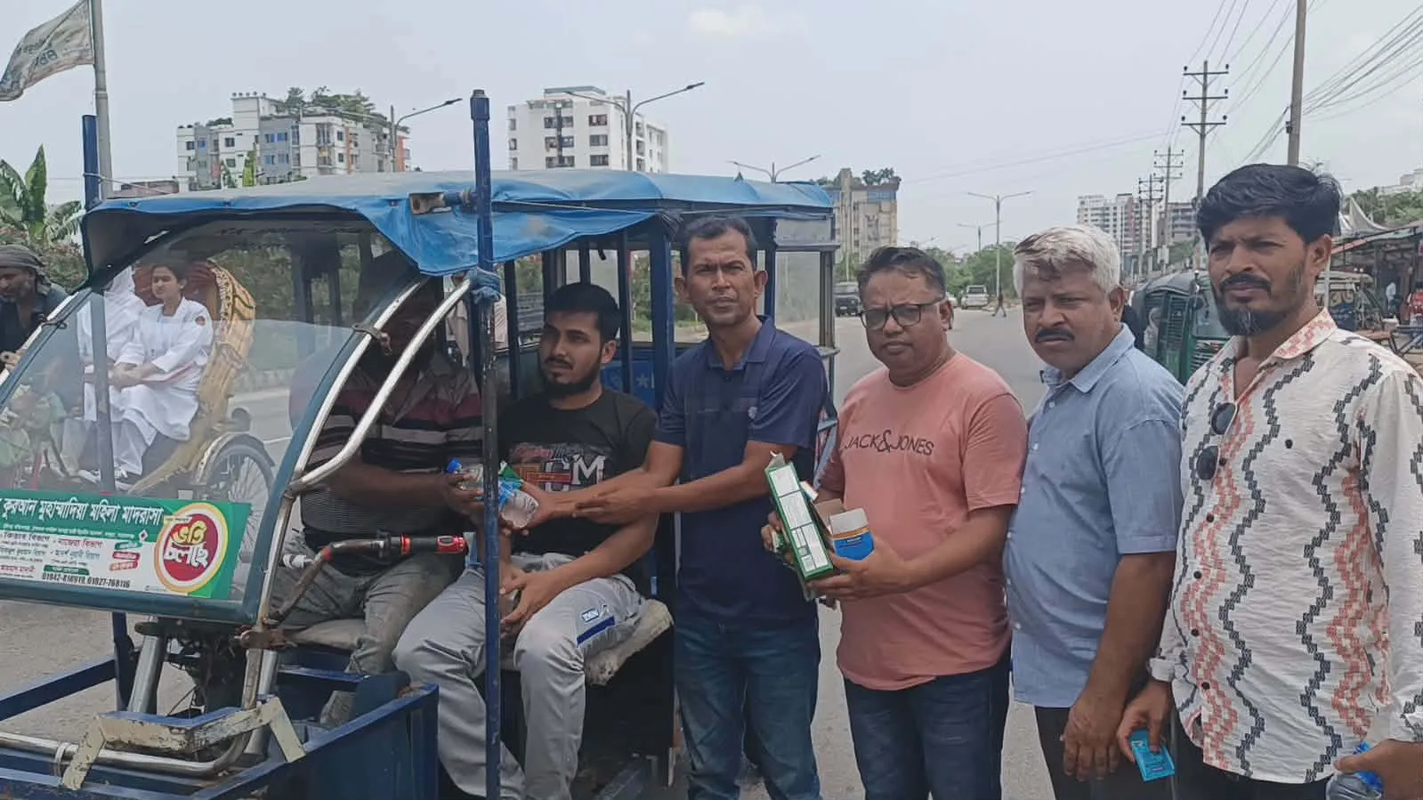 নারায়নগঞ্জ  জার্নালিস্ট ইউনিটি'র পক্ষ থেকে শ্রমজীবী মানুষের  মাঝে পানি ও খাবার  স্যালাইন বিতরণ