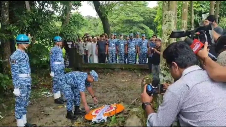 লক্ষ্মীপুরে নিহত শিক্ষার্থী সায়ানের কবরে বিমান বাহিনীর শ্রদ্ধা নিবেদন 