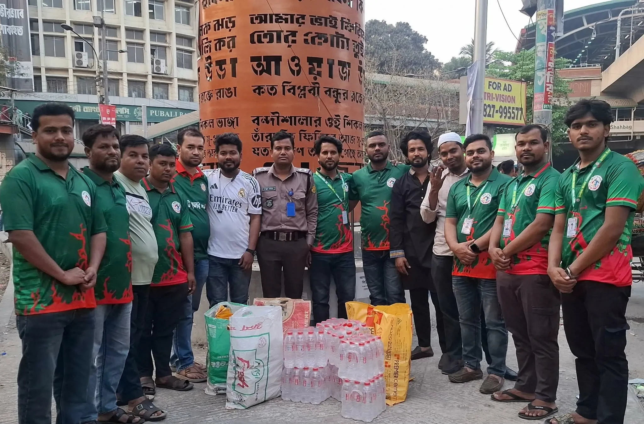 একসঙ্গে ইফতারের টেবিলে মানবিকতার গল্প পথের মানুষের পাশে বন্ধুত্বের বাংলাদেশ