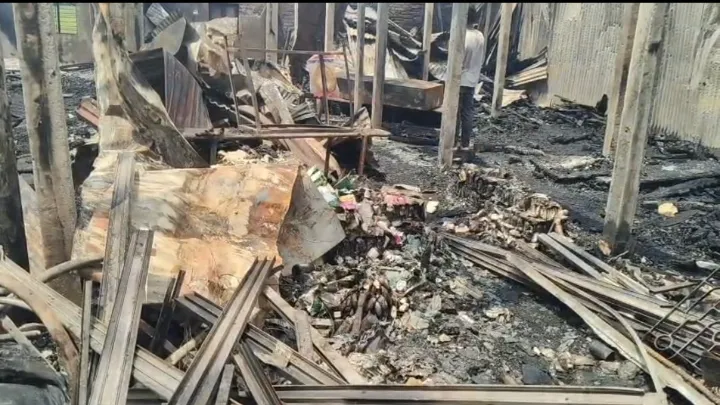 নোয়াখালীতে আগুনে পুড়ে ছাই ৭ দোকান