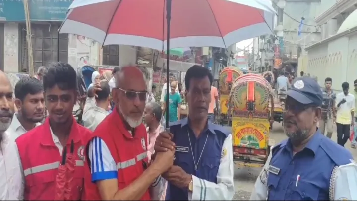 পিরোজপুরে রেড ক্রিসেন্ট সোসাইটির পক্ষ থেকে ট্রাফিক পুলিশ  ও মজুরদের মধ্যে ছাতা বিতরণ
