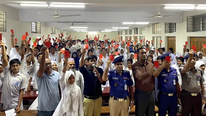 মাদক ও কিশোর অপরাধকে লাল কার্ড দেখিয়ে শিক্ষার্থীদের শপথ